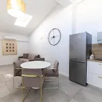 Daire Lukas By Belmont Realty *