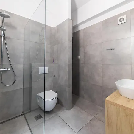 Lukas By Belmont Realty 아파트