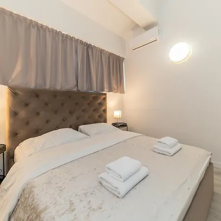 Lukas By Belmont Realty 아파트 *