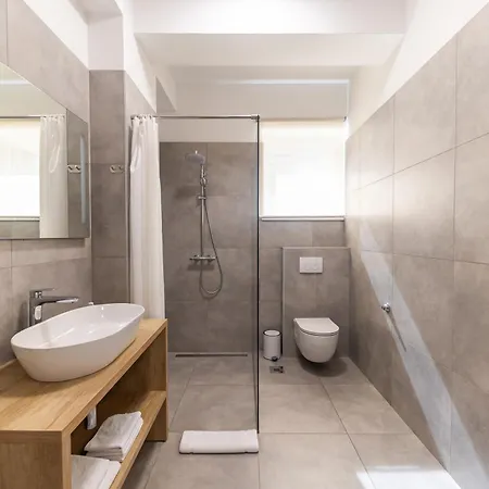Lukas By Belmont Realty 아파트