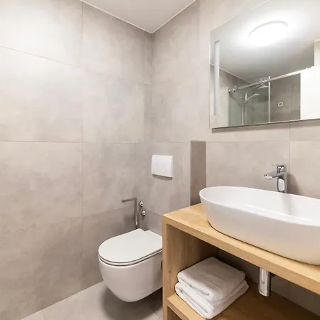 Lukas By Belmont Realty 아파트 *