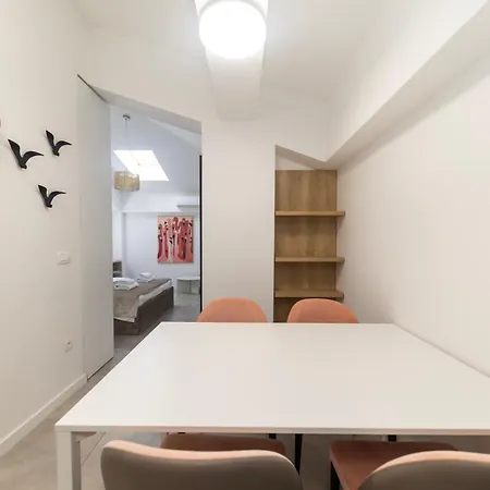 Lukas By Belmont Realty 아파트