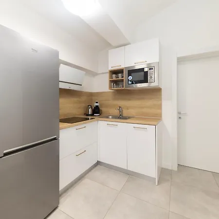 Lukas By Belmont Realty 아파트