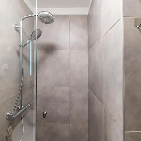 Lukas By Belmont Realty 아파트