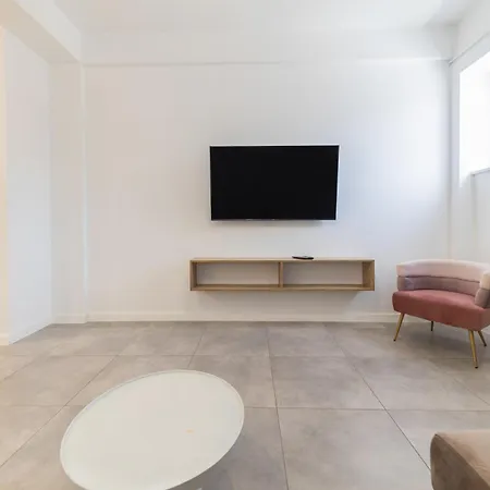 Lukas By Belmont Realty 아파트 *