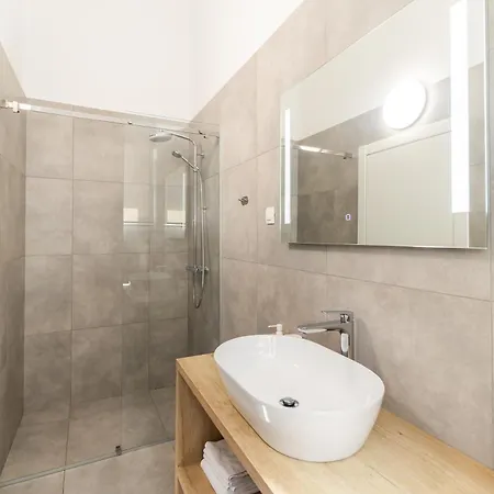 Lukas By Belmont Realty 아파트