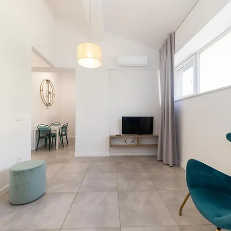 Lukas By Belmont Realty 아파트 *