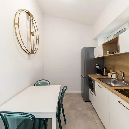 Lukas By Belmont Realty 아파트