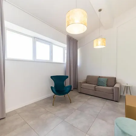 Lukas By Belmont Realty 아파트 *