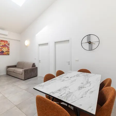 Lukas By Belmont Realty 아파트