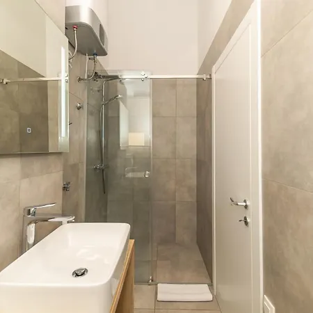 Lukas By Belmont Realty 아파트 *